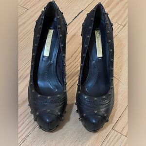 Mint condition heels.  Tiny unnoticeable scratching tol heel.